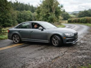 Auto zieht nach rechts
