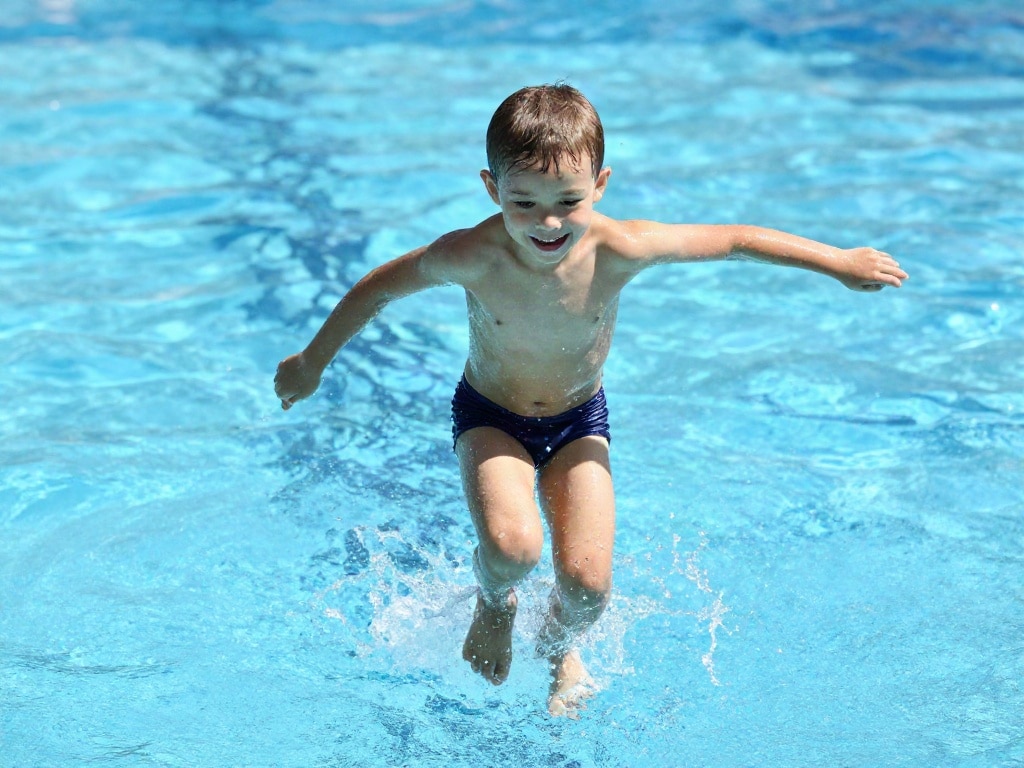 Kind schwimmen Seepferdchen